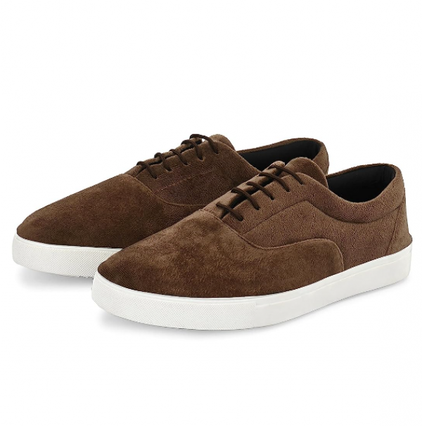 Sepatu sneakers dengan bahan suede